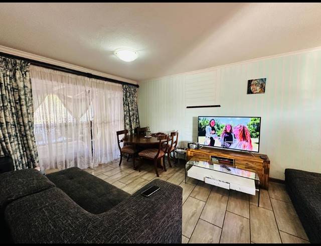 2 BEDROOM TOWNHOUSE FOR SALE IN CASTLEVIEW